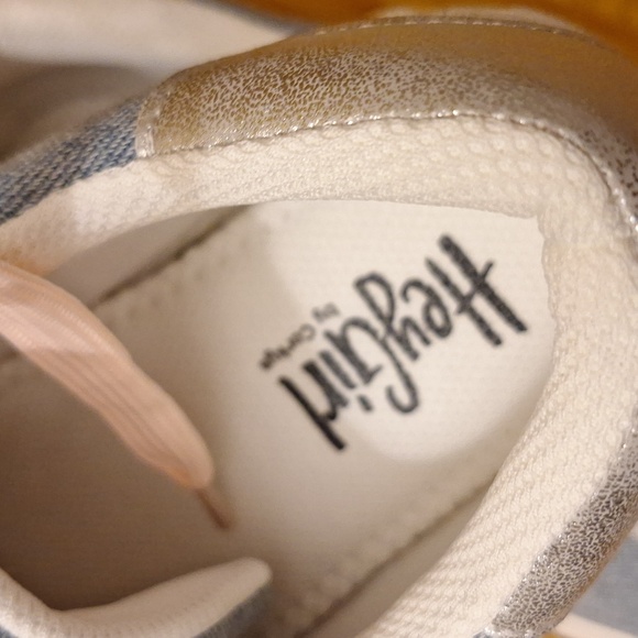 Stylish Women's Sneakers In Light Blue Denim With A Silver Glitter Star. - Picture 3 of 6